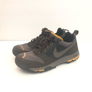 Nike men’s ACG hiking shoes brown size 10 used
